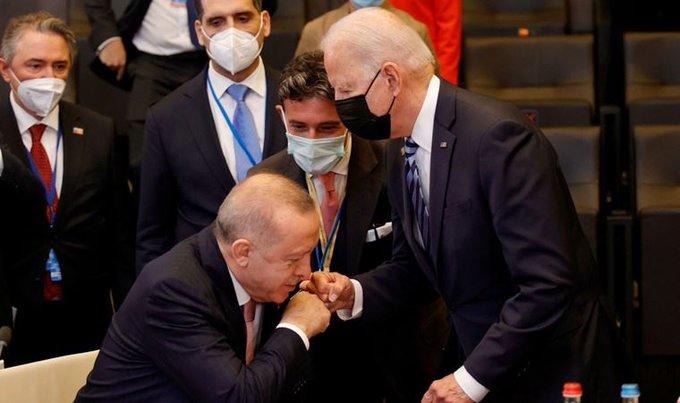صورة أظهرت أردوغان كأنه يقبّل يد بايدن...ما حقيقتها؟