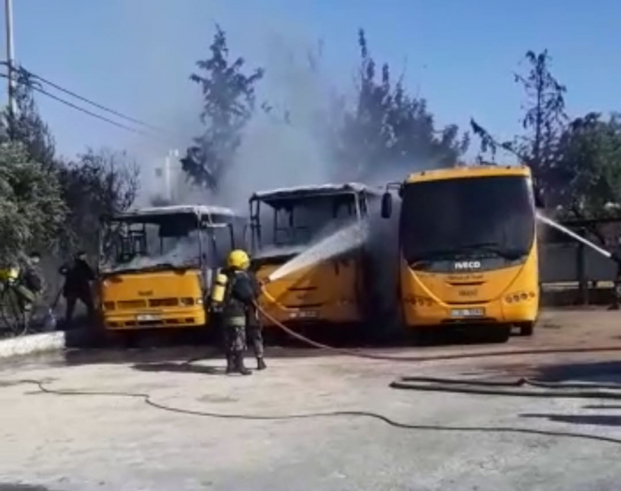 بالفيديو ... حريق ياتي على ٣ حافلات تابعة لاحدى الكليات الخاصة في اربد