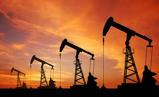 النفط يقترب من 77 دولارا للبرميل وهو أعلى مستوى له منذ 2015