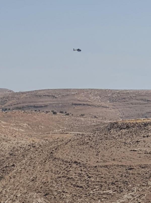 شاهد بالصور...طائرة عامودية للبحث عن مواطن انقطع به الاتصال في محافظة مادبا
