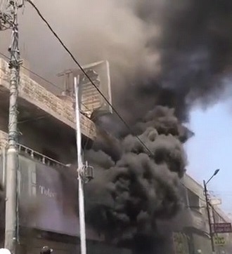 بالفيديو.. حريق كبير يلتهم مجمعا تجاريا في حي الرشيد بالرصيفة