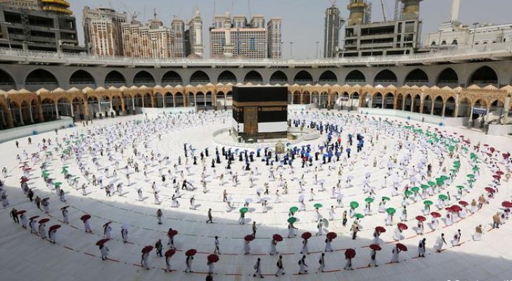 السعودية تكشف عن موعد استقبال المعتمرين والأعداد المسموح بها