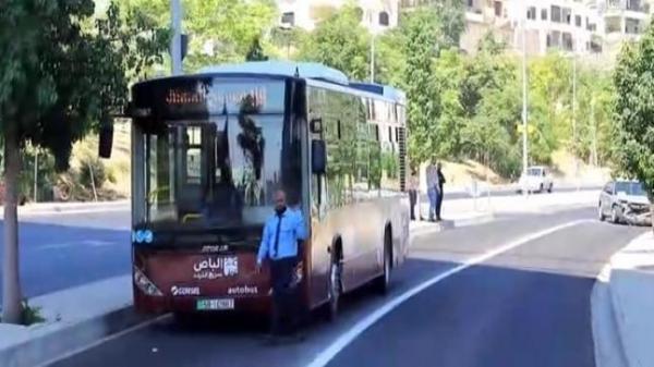 حادث تصادم بين الباص السريع ومركبة في عبدون