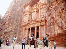915 مليون دولار عائدات قطاع السياحة في الأردن