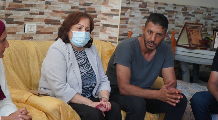 وزيرة الصحة الفلسطينية تزور عائلات الأسرى الستة في جنين