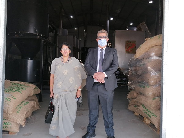 السفيرة السريلانكيه في عمان تزور مصانع الشعب في منطقة الموقر التنموية