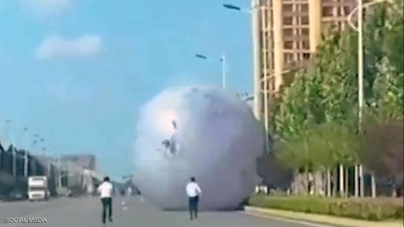 كرة عملاقة غامضة تسبب فوضى في شوارع الصين.. ما القصة؟