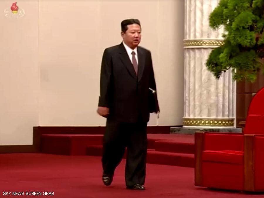 صندل زعيم كوريا الشمالية يثير الفضول في مناسبة مهمة
