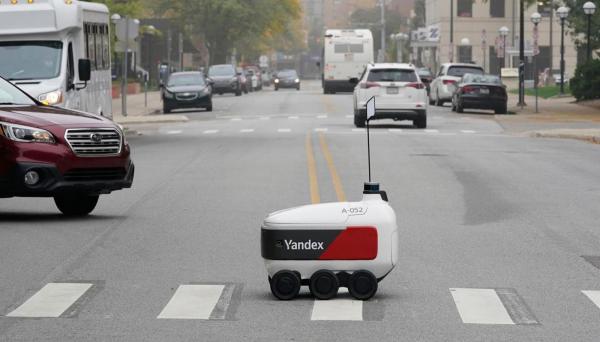 الروبوت الدليفري ينتشر في الشوارع لتوصيل الطعام