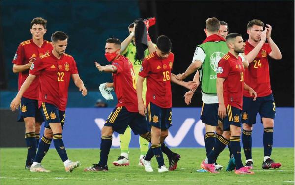 مدرب إسبانيا يحث الجماهير على مساندة الفريق