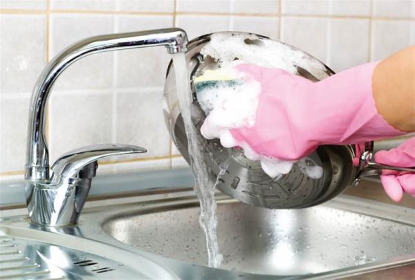 عادات خاطئة عند غسل الصحون .. تصيب بمرض قاتل