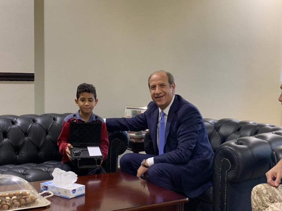 بالصور...السفير الأردني زيد اللوزي يكشف هوية المشجع الأردني الطفل الذي أثار وسائل التواصل