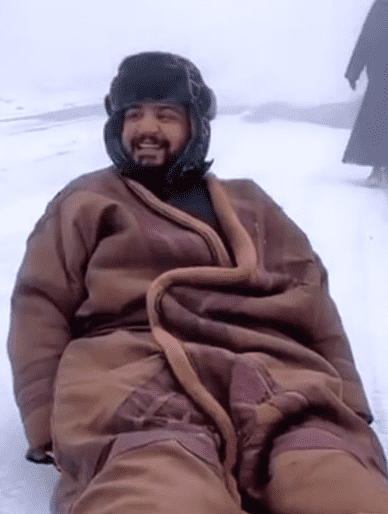 شاهد كيف احتفل سعودي بثلوج الاردن