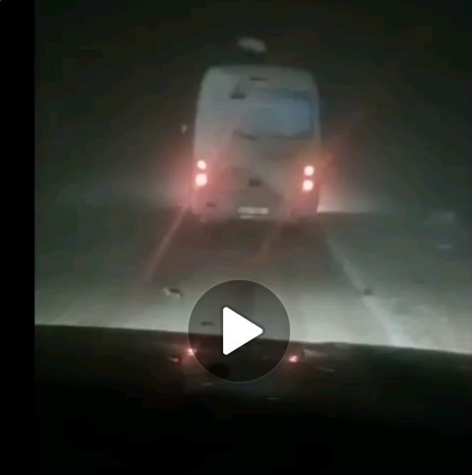 بالفيديو .. ازالة العوائق امام حافلة علقت طريق الرصيف مثلث النقب
