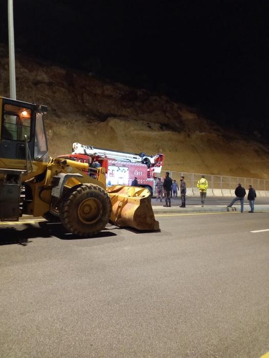 الاشغال: اغلاق مقطع على شارع الستين في السلط لازالة صخرة معرضة للانهيار على الطريق