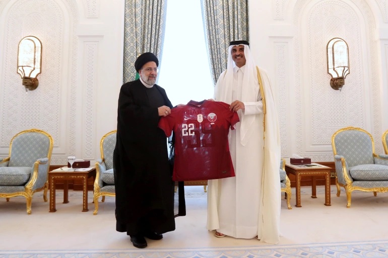 أمير قطر يدعو رئيس إيران لحضور مونديال 2022 ويهديه قميص العنابي