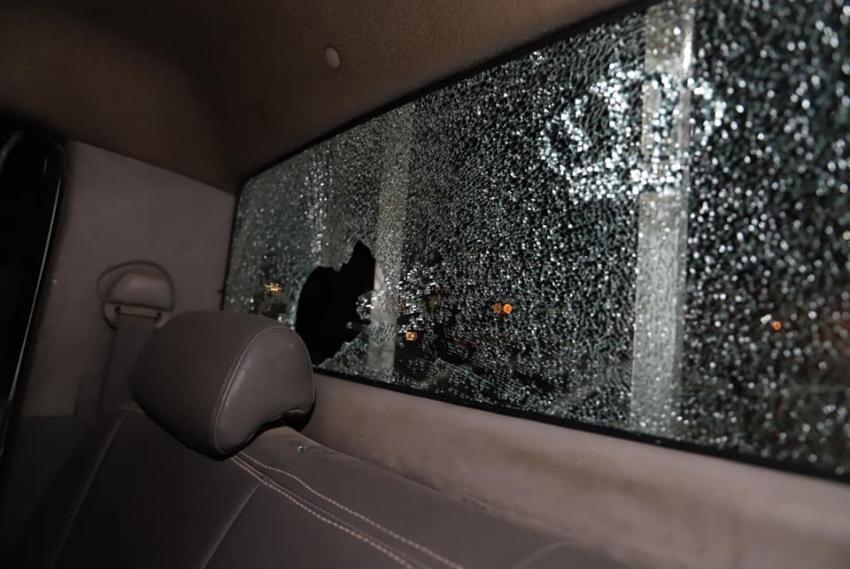 بالصور...اصابة موظف ببلدية الظليل وتكسير زجاج سيارة عمله