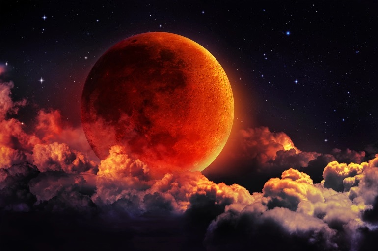 قمر الفراولة والقمر الدموي بين الأساطير والفن