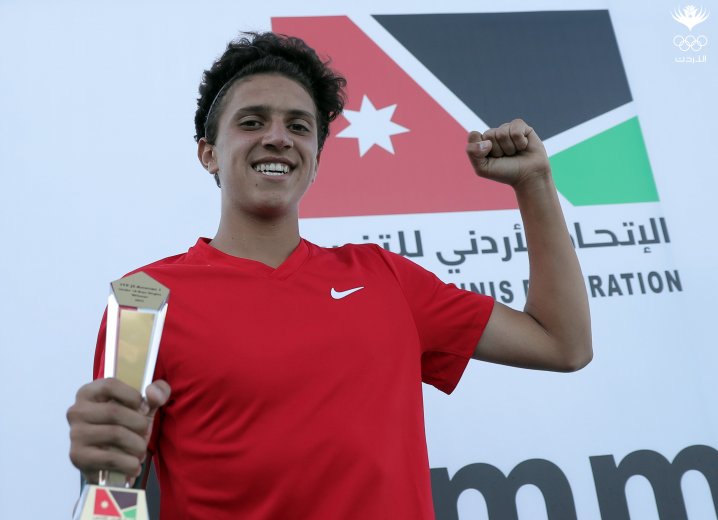 محمد القطب يُتوج بلقب بطولة عمان الدولية للتنس للناشئين