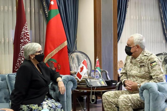 رئيس هيئة الأركان يلتقي السفيرة الكندية في عمان