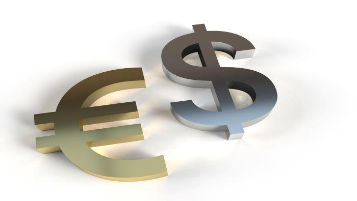قيمة الدولار تقترب من اليورو لأول مرة منذ عقدين