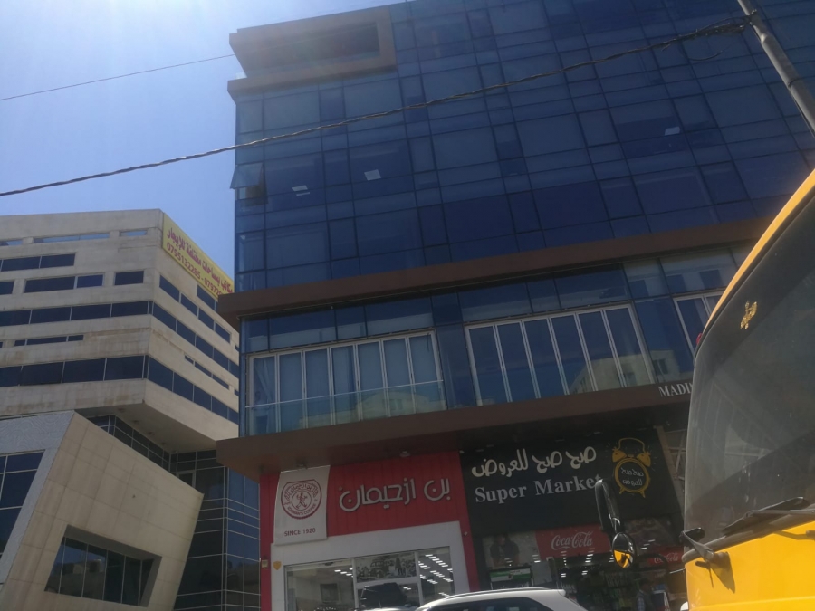 بالفيديو .. فتاة تحاول إنهاء حياتها بإلقاء نفسها من نافذة برج كبير في العاصمة عمّان