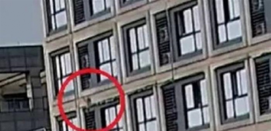 فيديو يحبس الأنفاس... شاب ينقذ رضيعة سقطت من الطابق الخامس باللحظة الأخيرة!