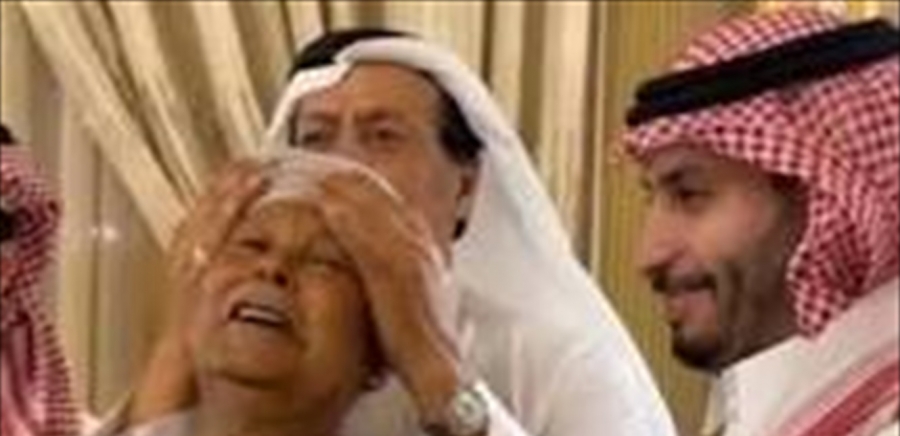 بالفيديو ... بكاء ولحظات مؤثرة... سعوديون يودعون مصريًّا يعمل لديهم منذ 40 عامًا