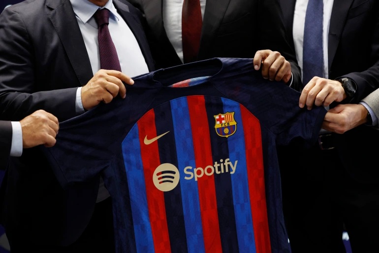 برشلونة يبيع حصصا جديدة لشراء اللاعبين.. كيف تعاقد مع هؤلاء النجوم رغم أزمة الديون؟