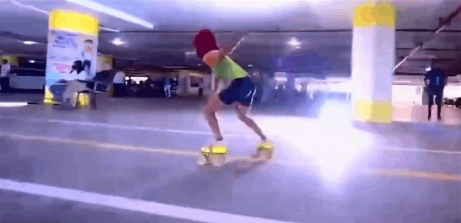 بالفيديو .. طفلة تدخل غينيس بالتزلج تحت 20 سيارة
