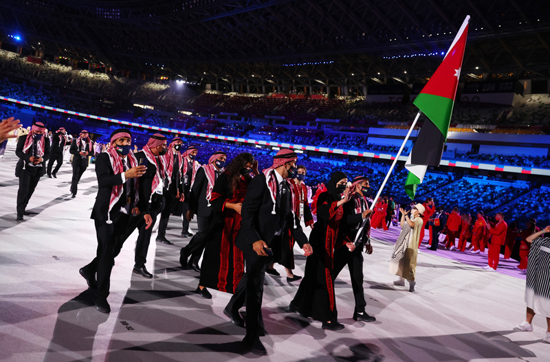 أبو السعود وبشناق يحملان العلم الأردني في افتتاح “قونية 2021”
