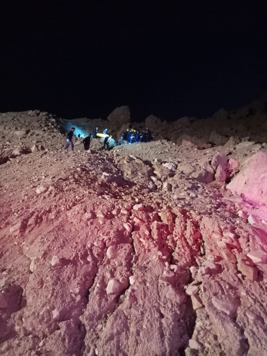 الدفاع المدني يبذل جهودا مضنية وينقذ فتاة سقطت عن مقطع صخري بمنطقة البحر الميت