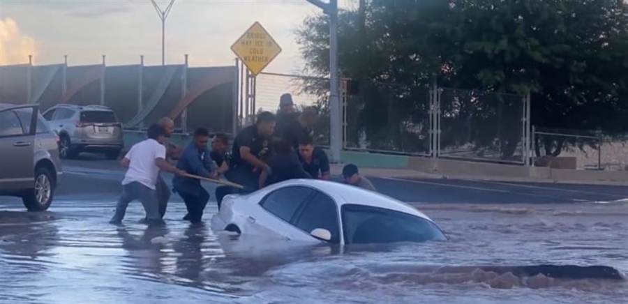 بالفيديو ... مشهد مخيف... حفرة مليئة بالماء تبتلع سيارة داخلها امرأة