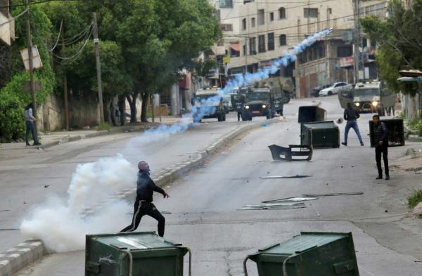 شهيد و31 إصابة بمواجهات مع الاحتلال في نابلس