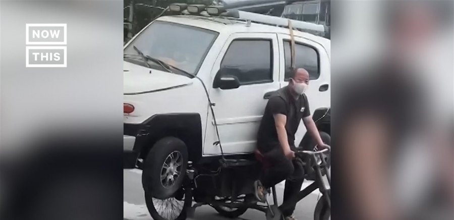 بالفيديو ...رجل ينقل سيارة دفع رباعي على دراجة هوائية