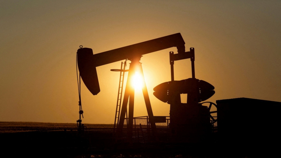 تراجع أسعار النفط وسط صعود الدولار ومخاوف اقتصادية