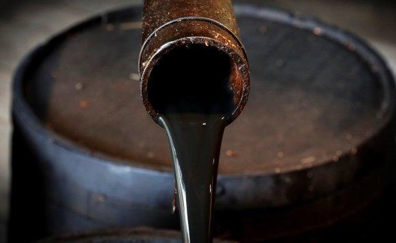 النفط ينخفض مع تحقيق مكاسب أسبوعية