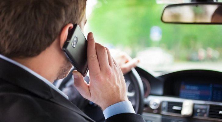إدارة السير: القيادة أثناء استخدام الهاتف النقال قيادة عمياء