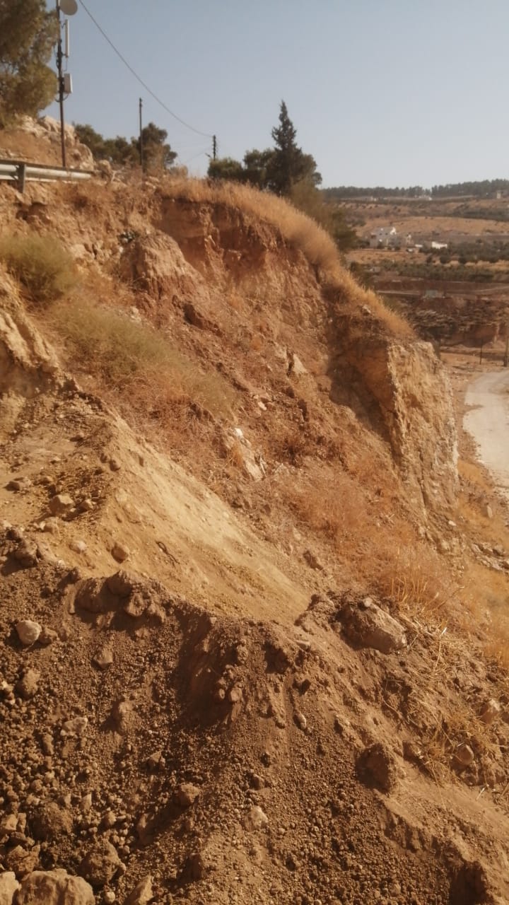 محافظ جرش يوعز بمعالجة انزلاق طريق قرية النعيمي