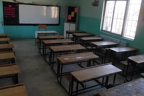 رصد شبرية بيد فتى أردني داخل مدرسة طالبات في ماركا