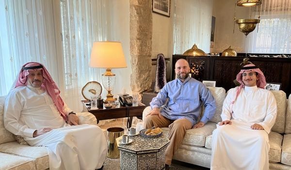 السفير السعودي يزور الأمير هاشم