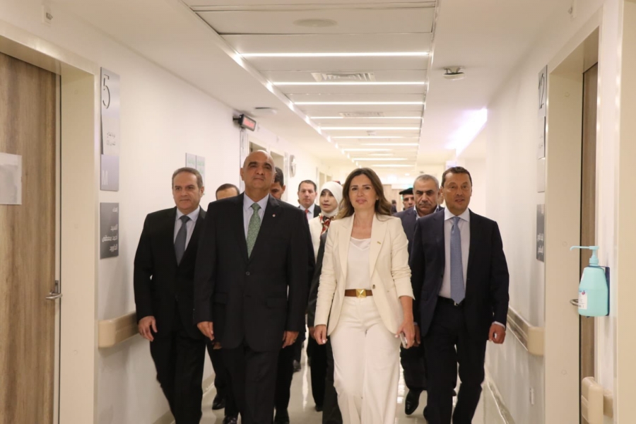 بالصور .... الخصاونة يفتتح مشروع توسعة مركز سميح دروزة للأورام في البشير