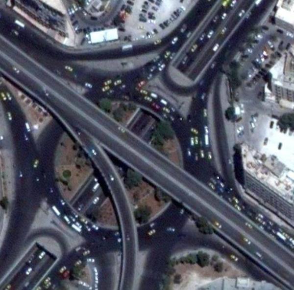 تعطل شاحنة يخلق ازدحاما مروريا في دوار الداخلية