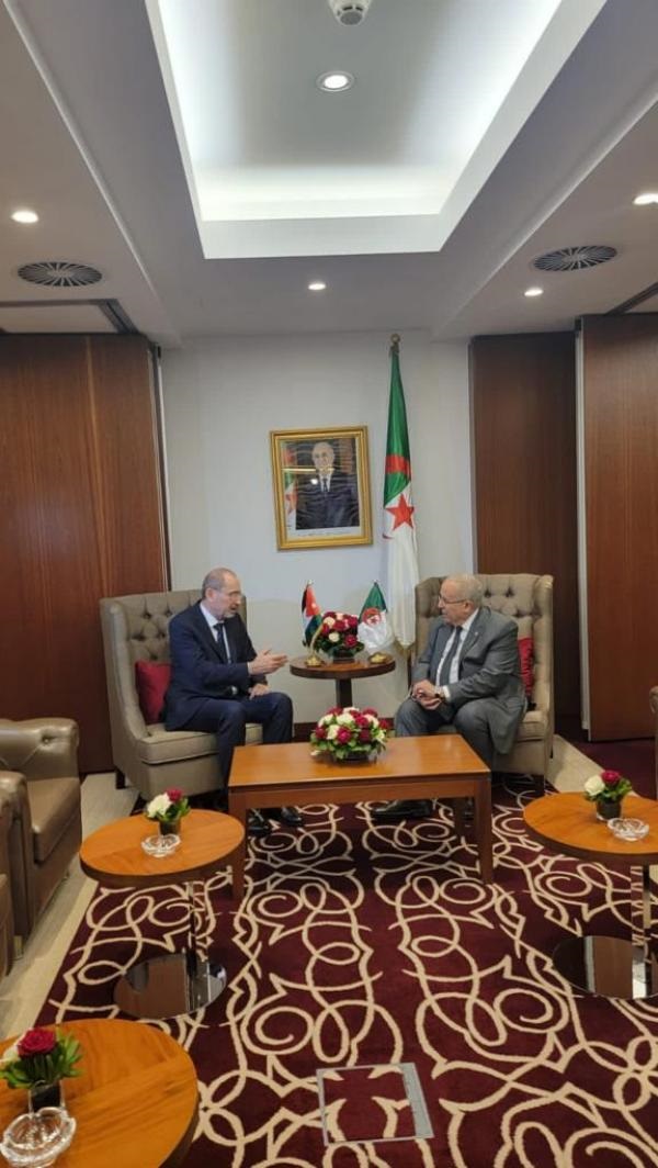الصفدي ينقل رسالة شفوية من الملك إلى الرئيس الجزائري