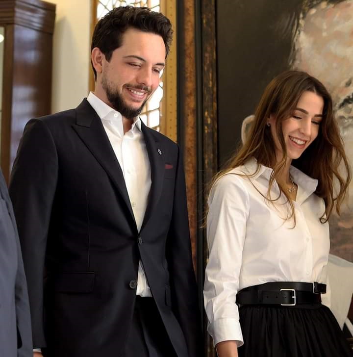 بالفيديو ... الأمير الحسن والأمير الحسين وبرفقتهما الآنسة رجوة بجولة في جناح مقتنيات الملك المؤسس ومكتب الملك الباني