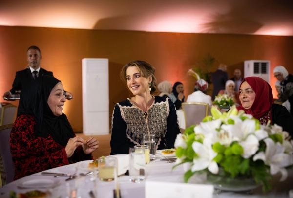 الملكة رانيا العبدالله تلتقي عدداً من سيدات الزرقاء