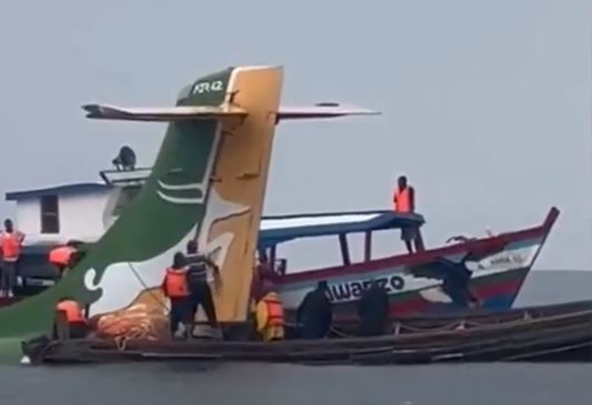 بالفيديو...تحطم طائرة ركاب في بحيرة فكتوريا بتنزانيا