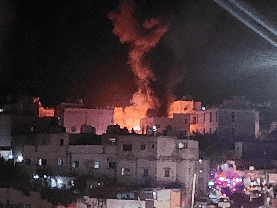 الدفاع المدني يخمد حريق شب في ساحة منزل بمحافظة العقبه