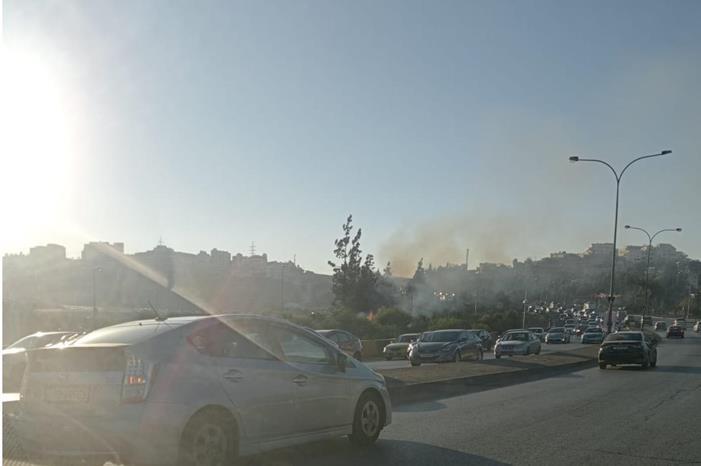 حريق أشجار حرجية على طريق المطار يؤدي إلى أزمة سير