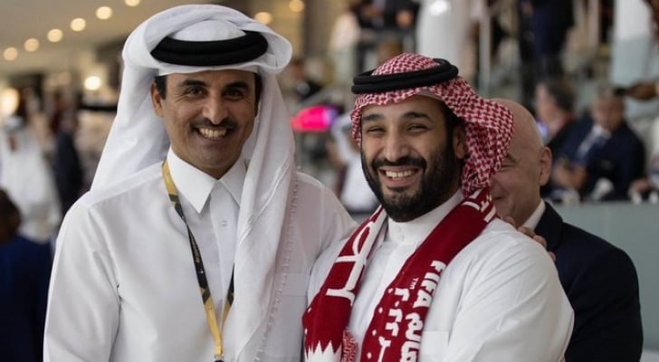 ولي العهد السعودي يرتدي وشاحا عليه علم قطر